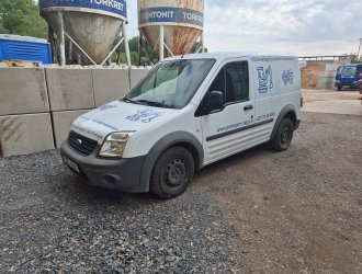 Ford Transit Connect i s řidičem (tažné zařízení)